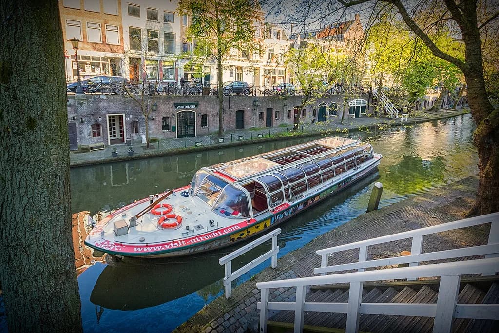 Utrecht Canals: Wharf Cellars and Boat Tours