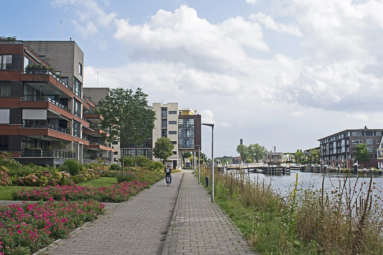 A cycle path beside the water in Delft.