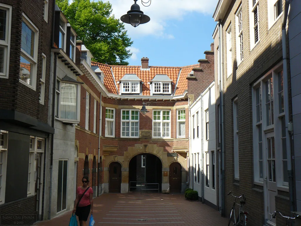 A street with a gateway in Den Bosch.
