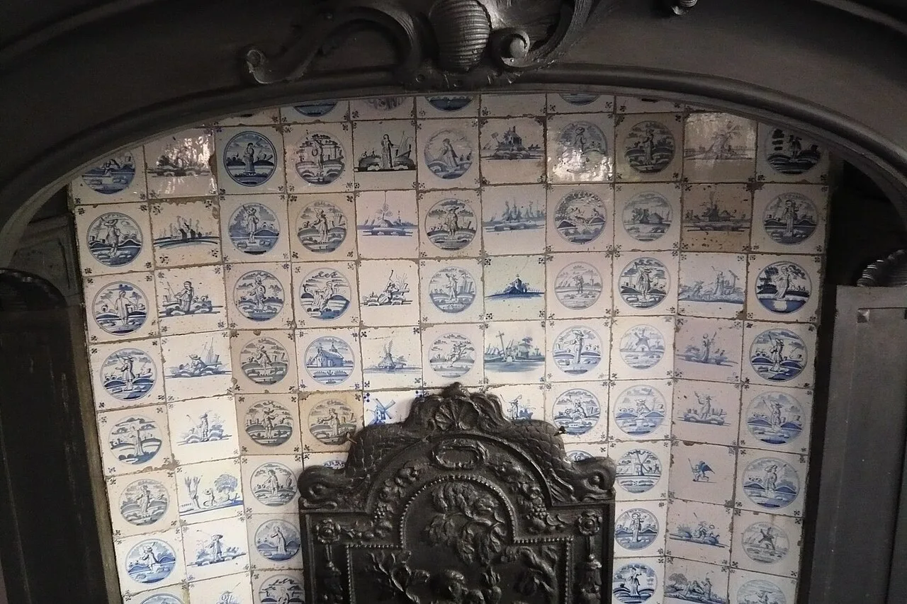 A tiled fireplace in the regents' room of Het Dolhuys, Haarlem.