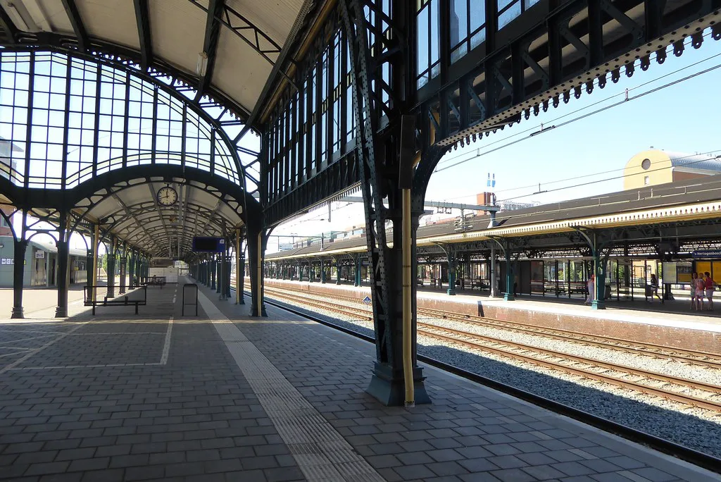 The platform canopy of Den Bosch station, Het Zand.