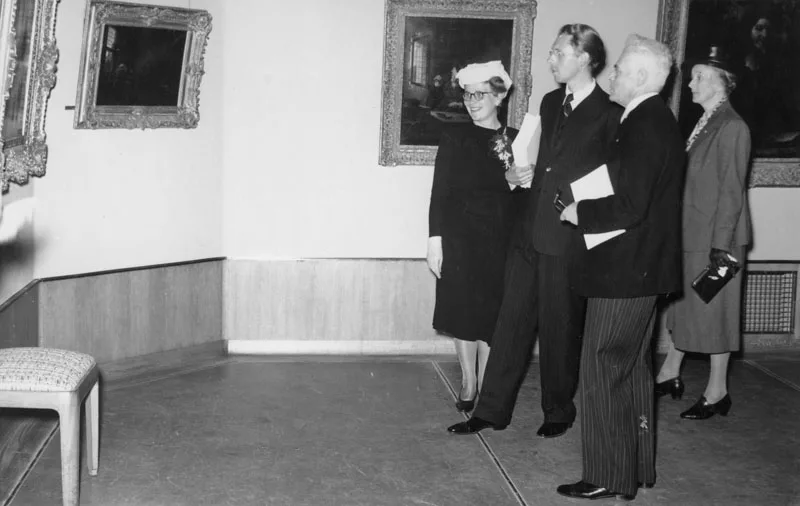 An exhibition visit at Museum Boijmans Van Beuningen, Rotterdam, in an archive photograph.