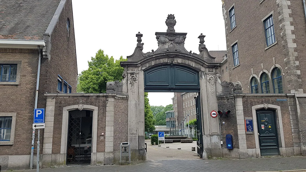 A gateway on the Tongersestraat in Maastricht's Jekerkwartier.