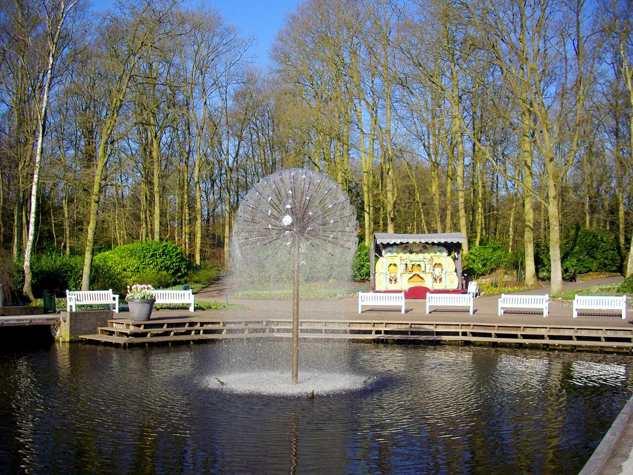 A fountain and pond at Keukenhof.