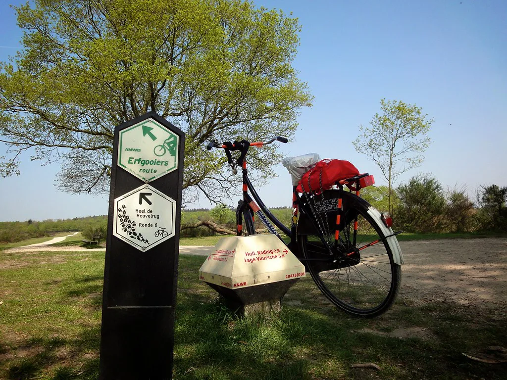 A knooppunt cycle route sign and a bicycle.