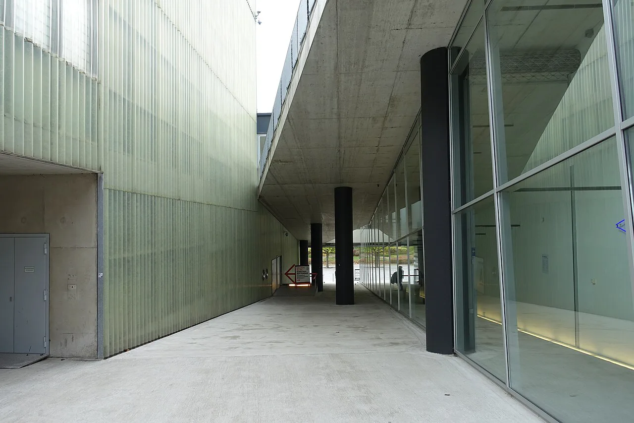 The ramp passage through the Kunsthal, Rotterdam.