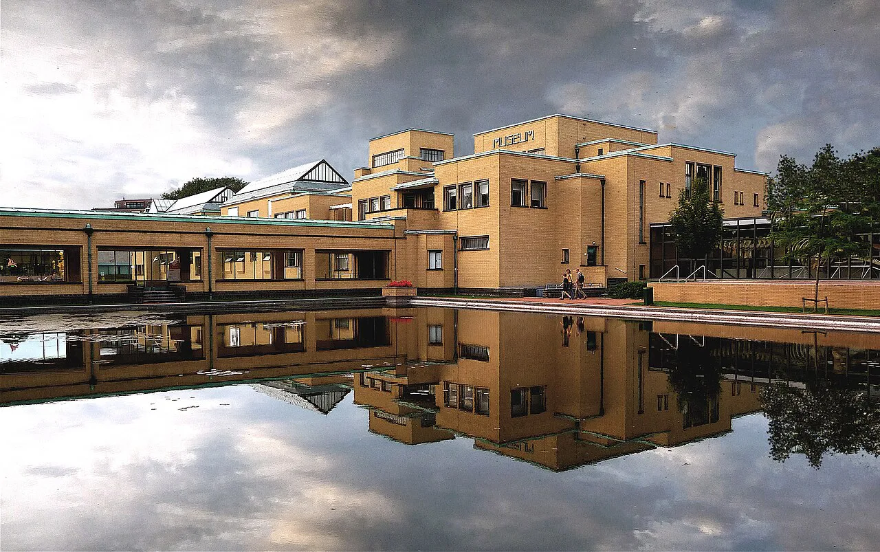 Kunstmuseum Den Haag reflected in its pond.