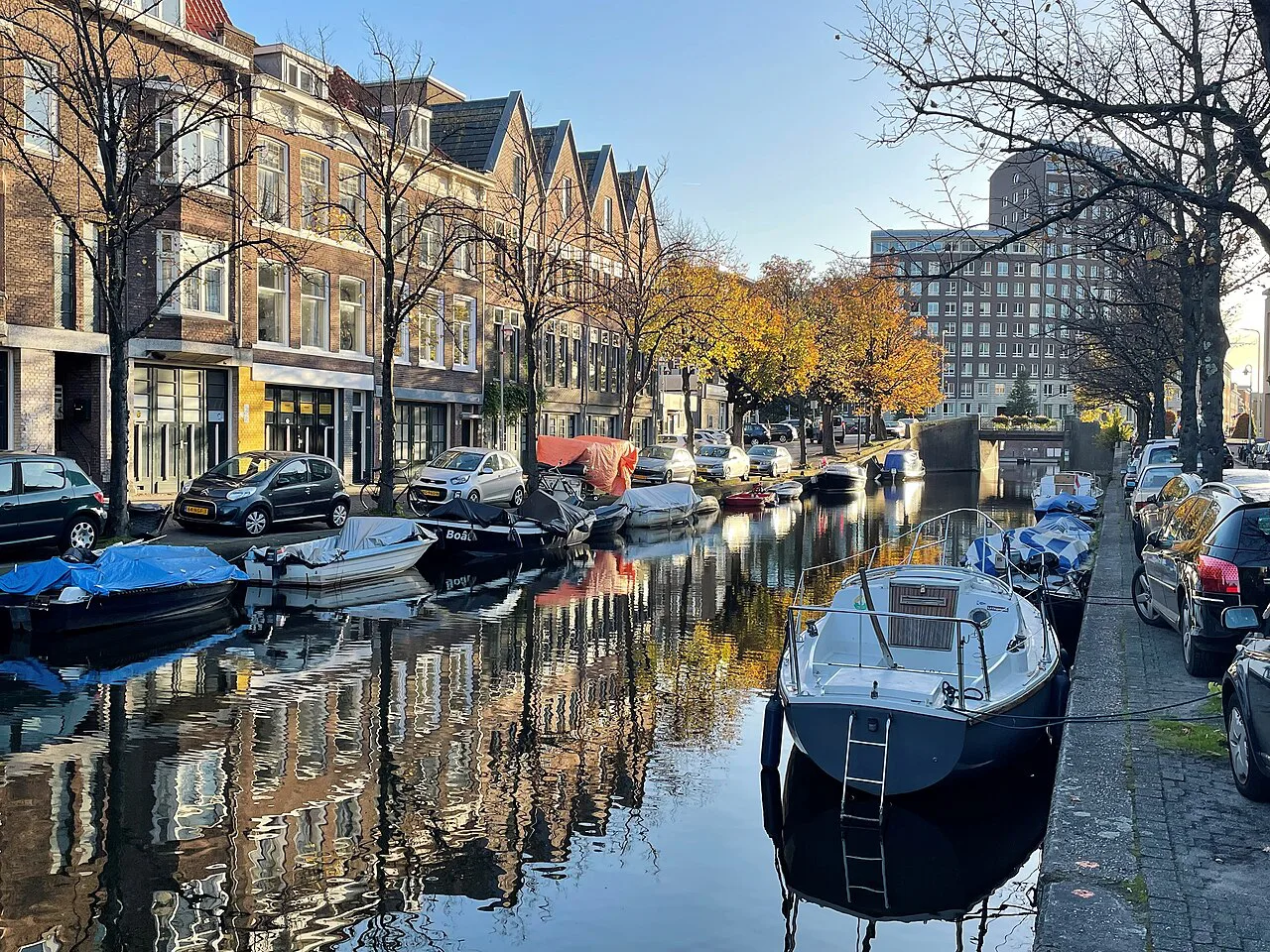 The Boomsluiterskade in The Hague in autumn.