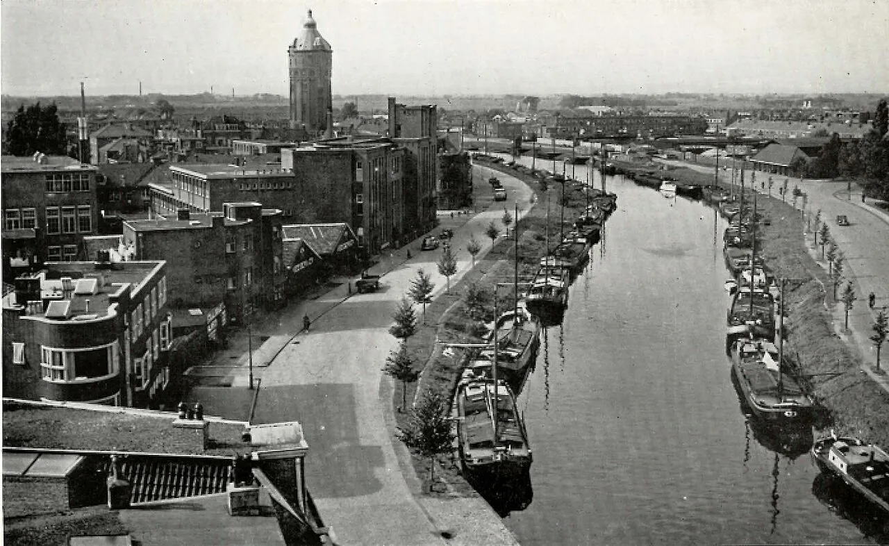 A canal in Groningen's Schildersbuurt in the 1930s.