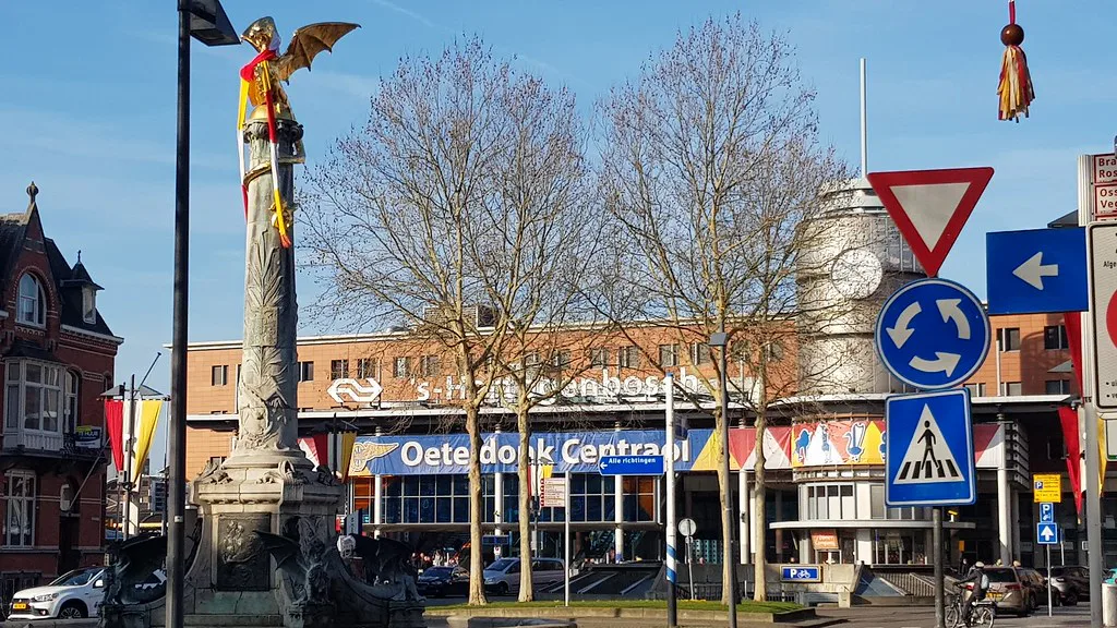 The square in front of Den Bosch station.