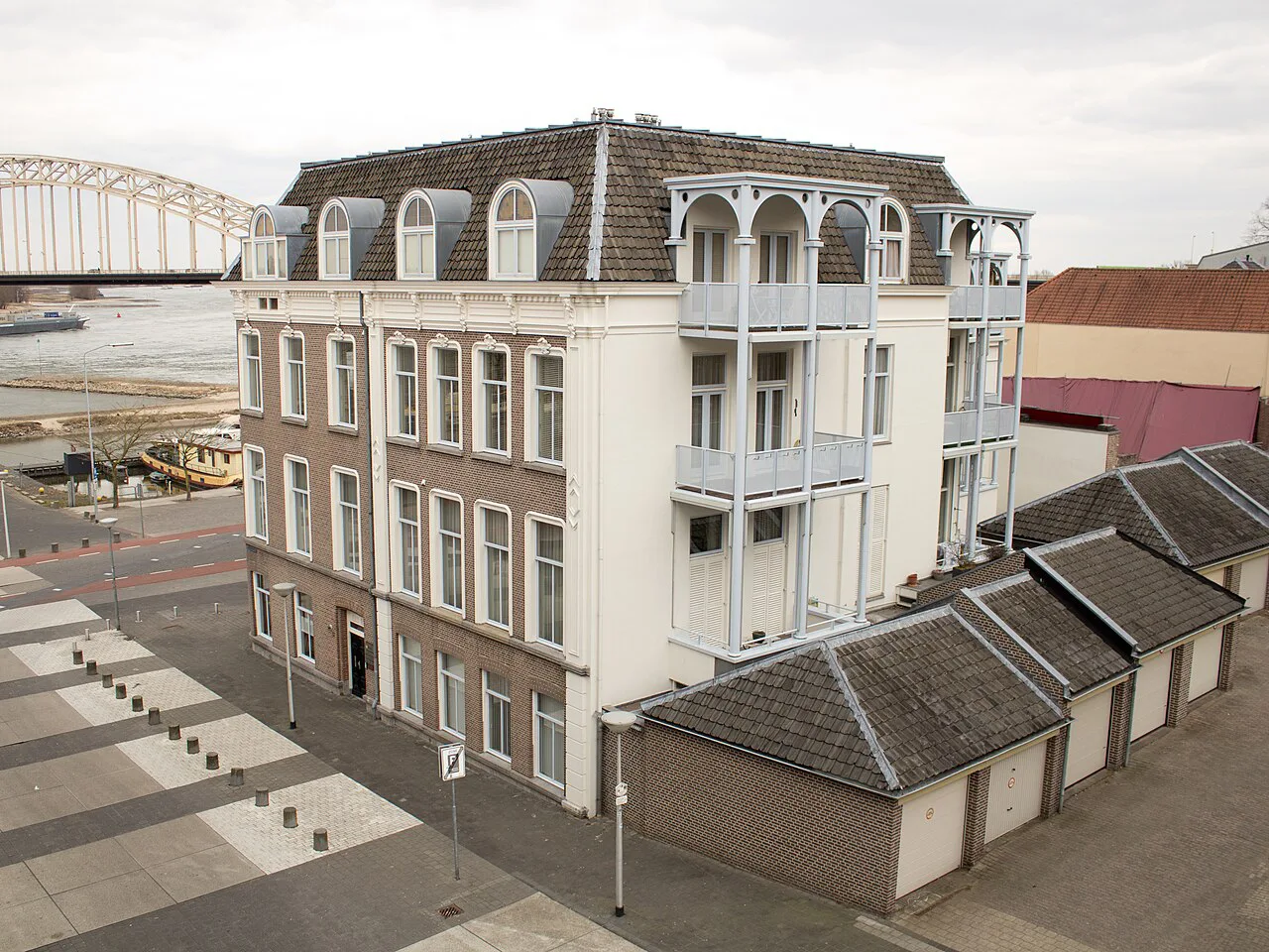 A corner building on the Waalkade, Nijmegen.